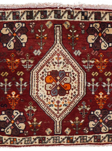 alt="Small Shiraz mat with eight-paisley flower medallion" alt="Tribal Persian wool mat with central boteh motif flower" alt="Shiraz mat with shiny wool and rich colours" alt="Mini Persian rug with symbolic floral medallion"