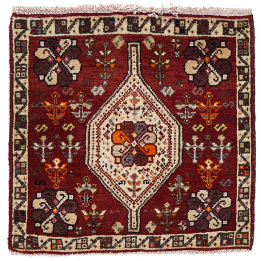 alt="Small Shiraz mat with eight-paisley flower medallion" alt="Tribal Persian wool mat with central boteh motif flower" alt="Shiraz mat with shiny wool and rich colours" alt="Mini Persian rug with symbolic floral medallion"