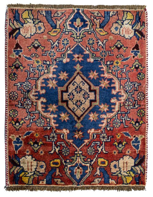 alt="Vintage Shiraz mat with central medallion and floral corner bouquets" alt="Small Persian rug with tribal medallion and decorative flower details" alt="Hand-knotted Shiraz wool mat with medallion and bouquet motifs" alt="Decorative Shiraz accent rug from Southern Iran with vintage appeal"