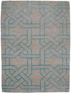 alt="Reticolo rug from Geometria collection with fine silk and wool weave" alt="Luxury Persian geometric rug in wool and silk with natural dyes" alt="Handwoven Reticolo carpet with refined pattern and elegant sheen" alt="Modern geometric Persian rug with silk highlights and fine detail"