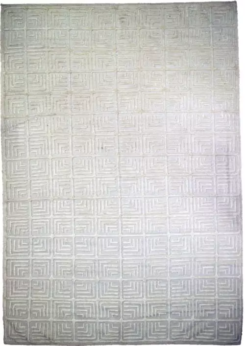 alt="Maze design Sirjan rug with soft shiny wool" alt="Part kilim, part pile rug with geometric maze pattern" alt="Modern hybrid rug-kilim in natural wool from Sirjan" alt="Contemporary decorative Persian rug with minimal maze design"
