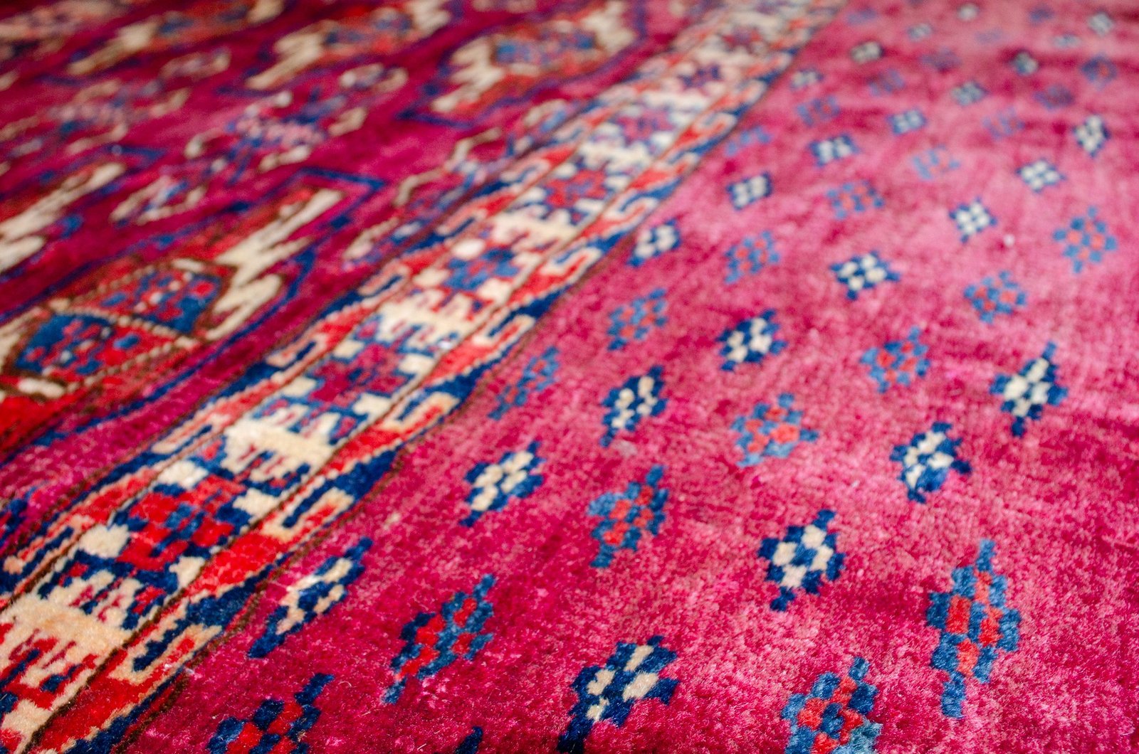 H385-Angle nomadic-juval-bag-face-three-row-gul.jpg