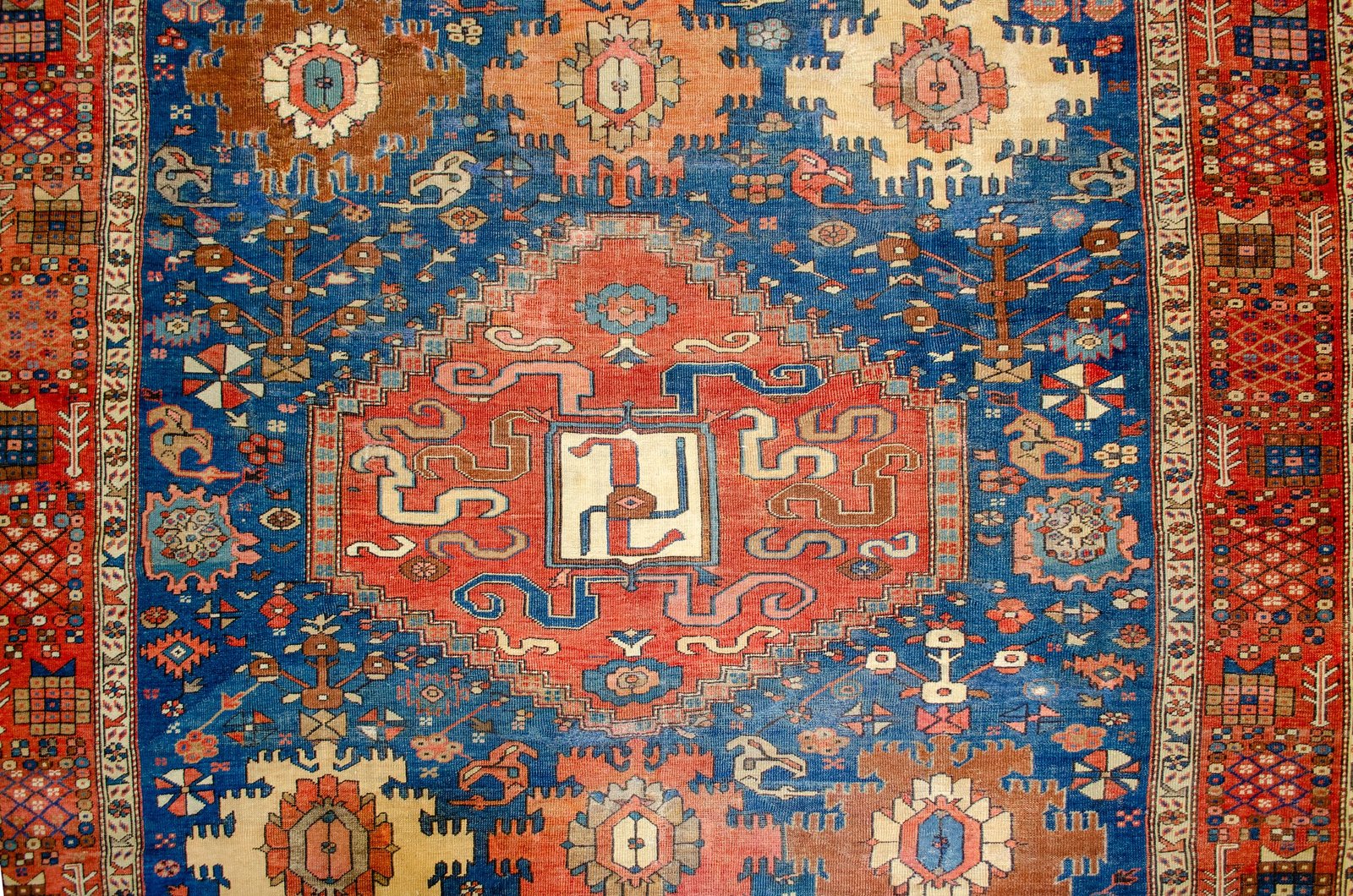 H395-Close-up1 geometric-cloudband-medallion-persian-rug.jpg