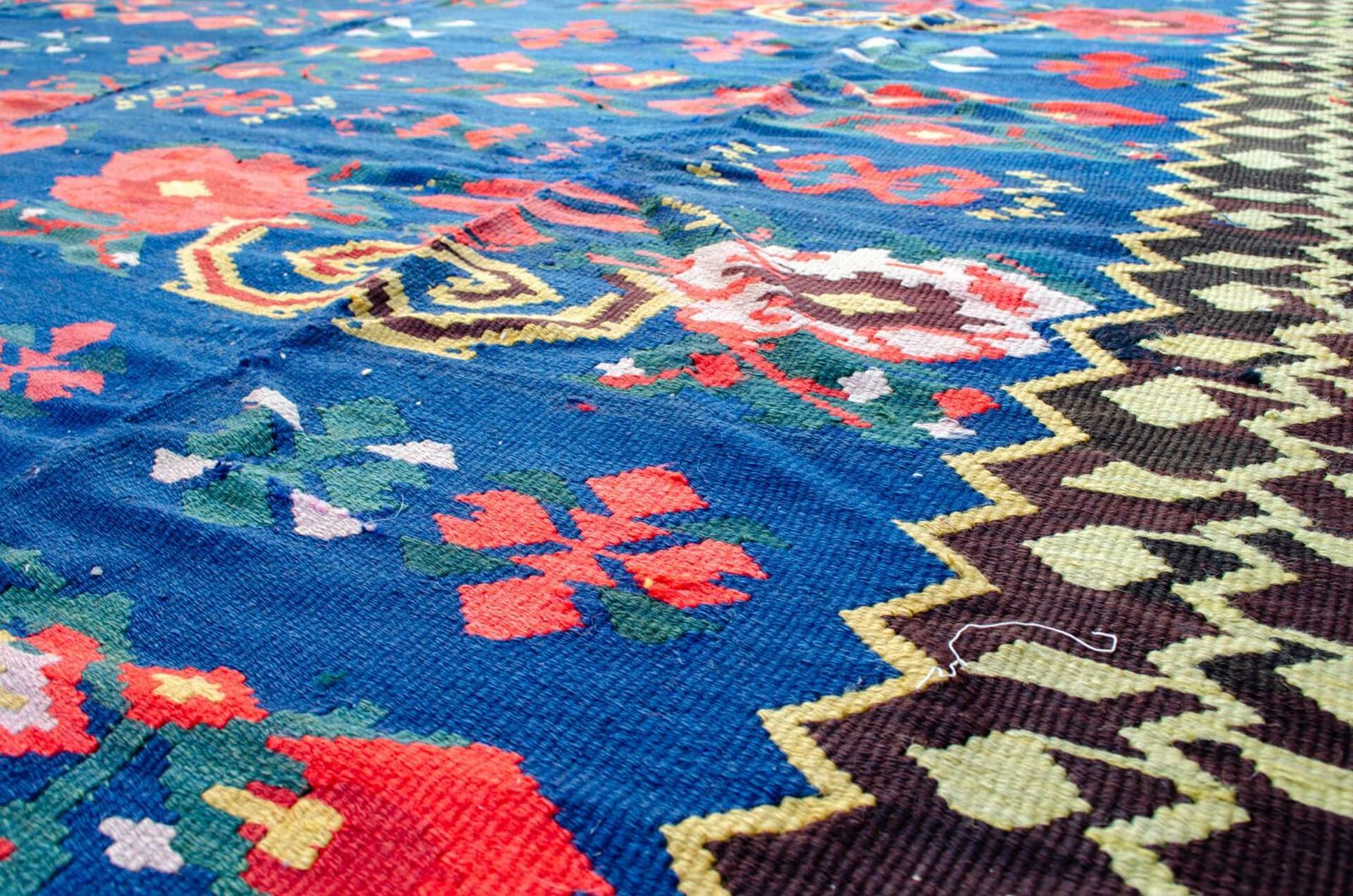 H407-Angle two-segment-construction-kilim-center-detail.jpg