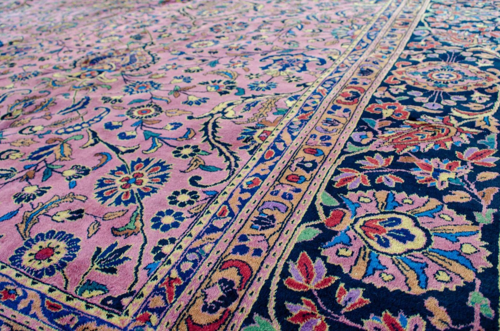M420-Angle floral-blue-border-lahore-carpet-detail.jpg